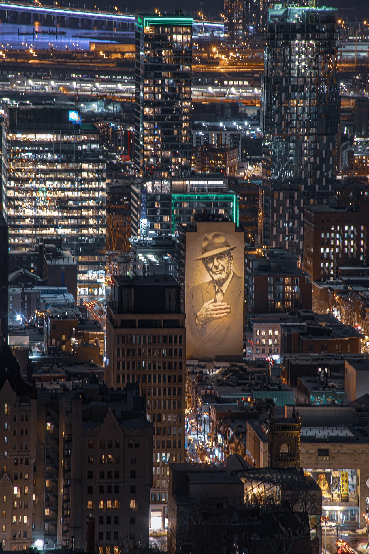 Montréal di notte con il murale di Leonard Cohen